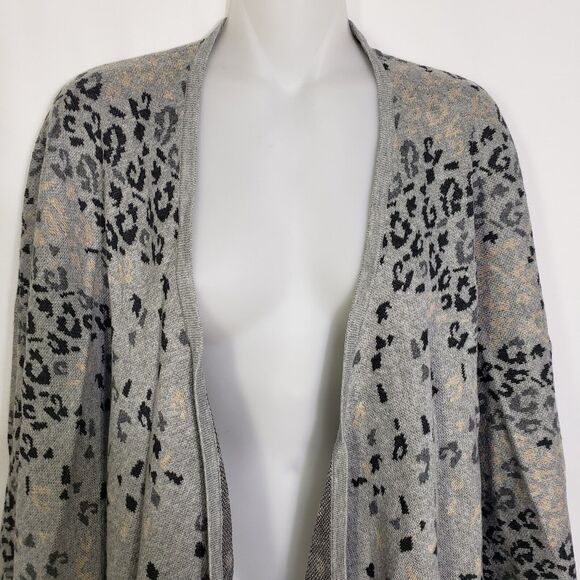 CAbi Womens Cape Wrap Sweater OS One Size Gigi Gray Leopard Animal Print 3115 - Picture 3 of 10